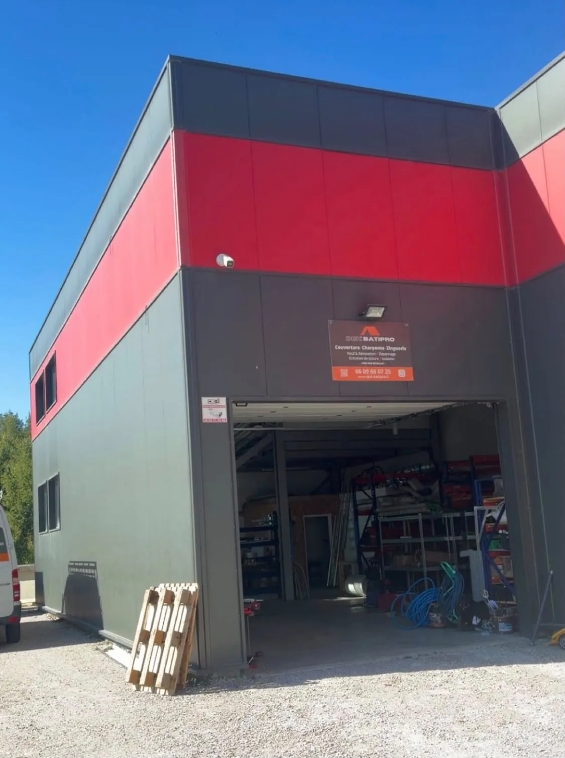 Agence DCK BATIPRO, couvreur, dans la ZI de Mésinges à Allinges (74200)