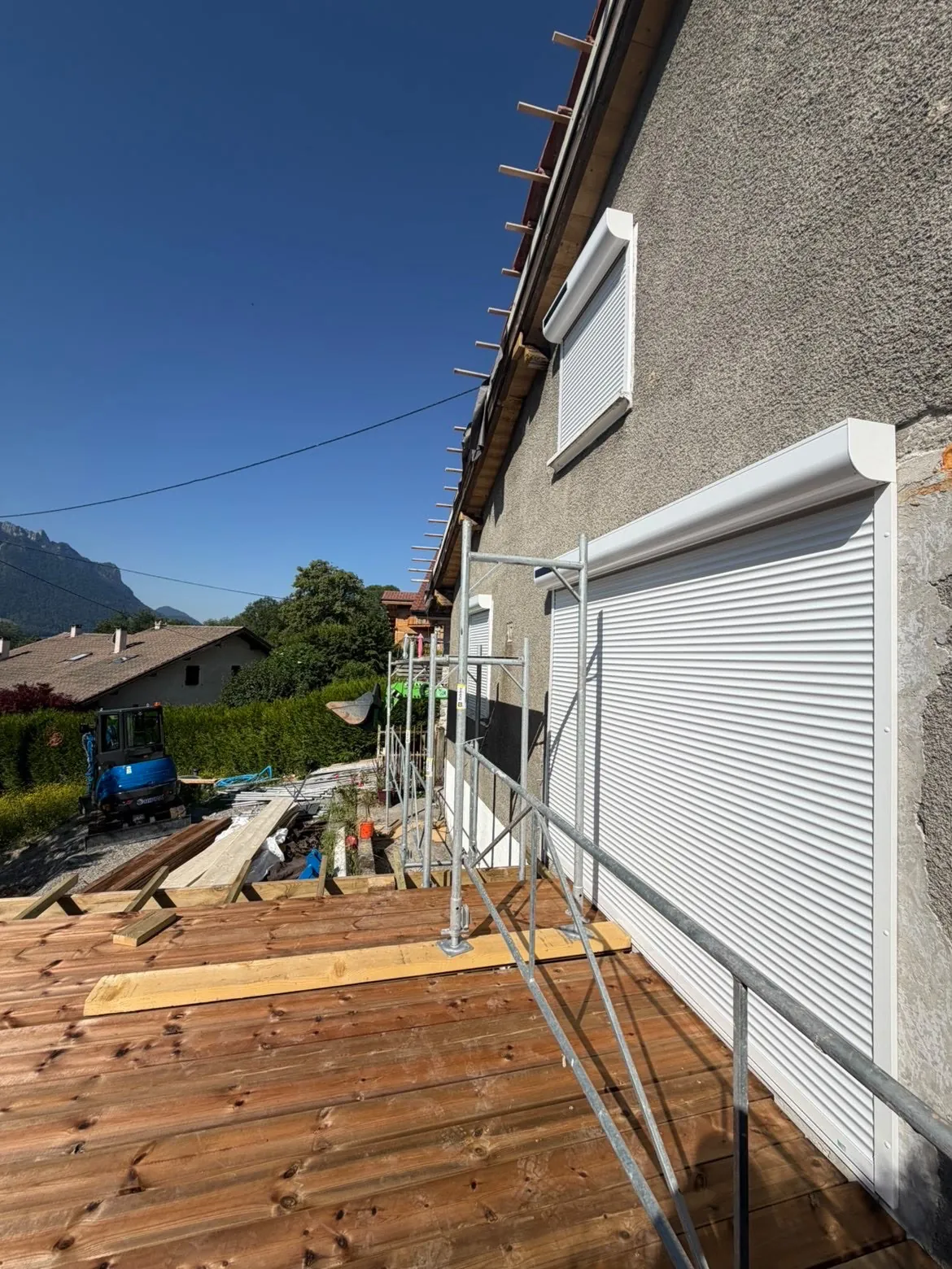 Chevrons de charpente neufs en débord de toit sur une maison en rénovation