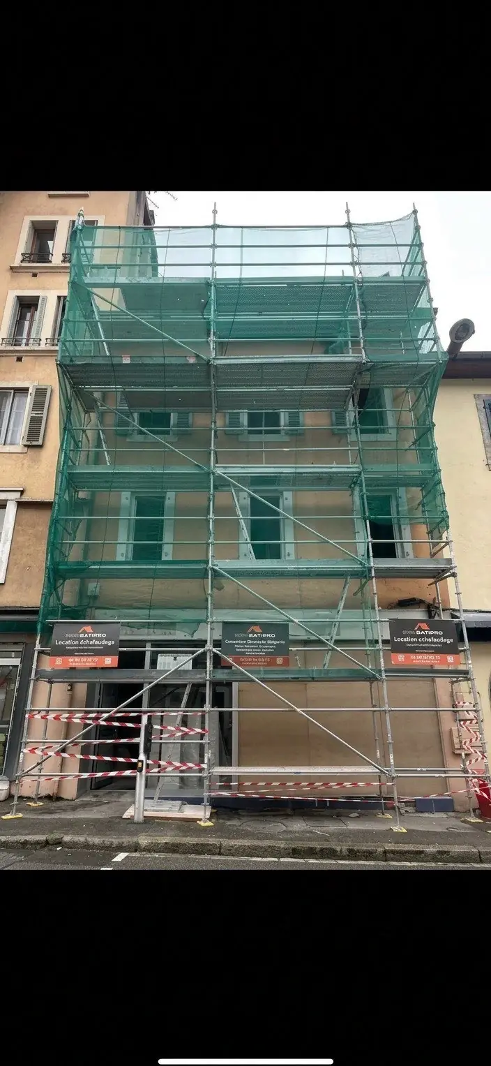 Échafaudage de façade sur pied avec filet de protection, bâches DCK BATIPRO location