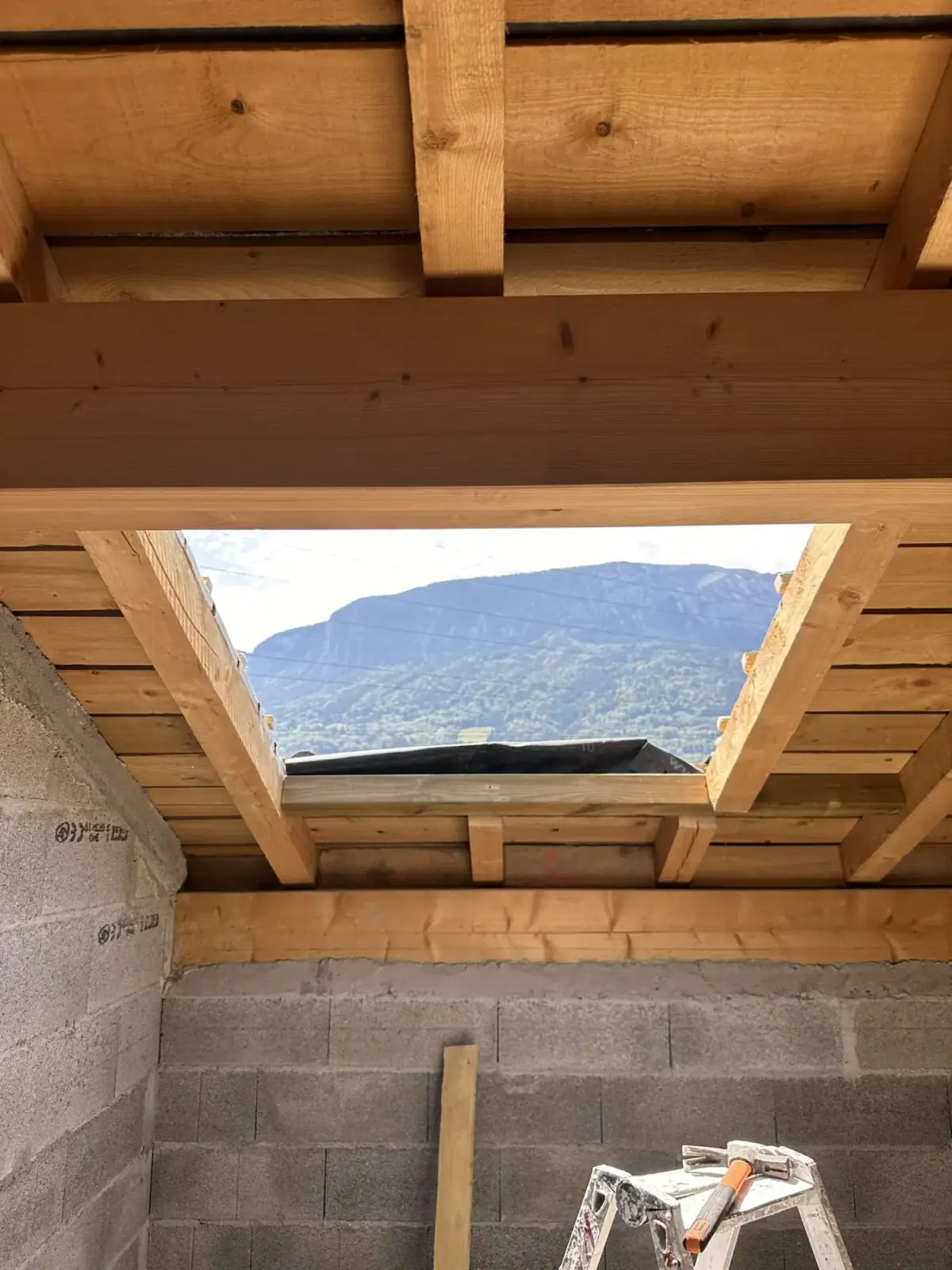 Fenêtre de toit posée dans des combles