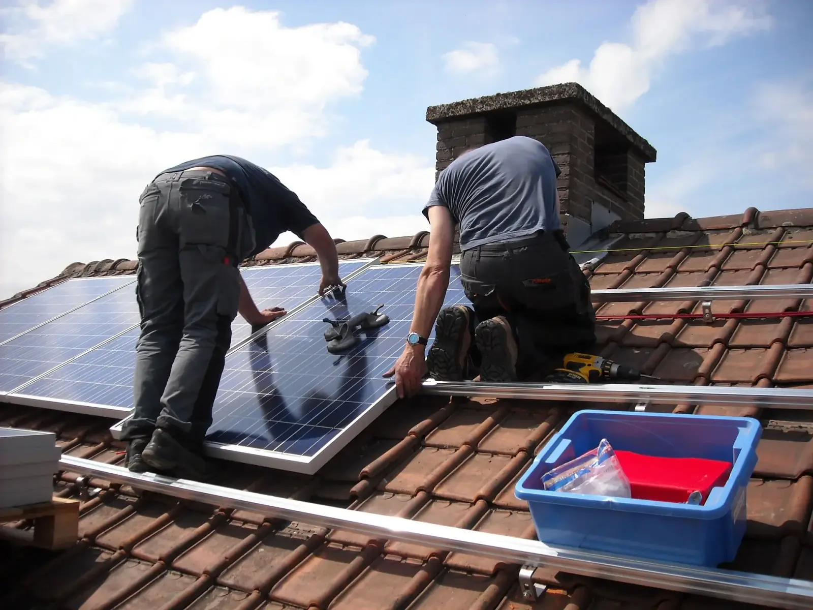 Installation de panneaux solaires sur toiture en Haute-Savoie